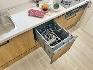 食器洗い乾燥機 食後の家事負担軽減だけでなく節水にも役立ちます!空いた時間をほかの家事にあてることが可能です。 食洗機は食器を洗いながら庫内も洗っているので、使用後のお手入れに手間がかかりません。 キッチン