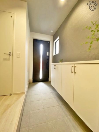 2階ホールには収納があり、生活空間の整理整頓を保つことができます!掃除機や買いだめの日用品、防災用品、季節物など様々なものを収納できます!あると便利な収納をしっかり配置しました! 玄関