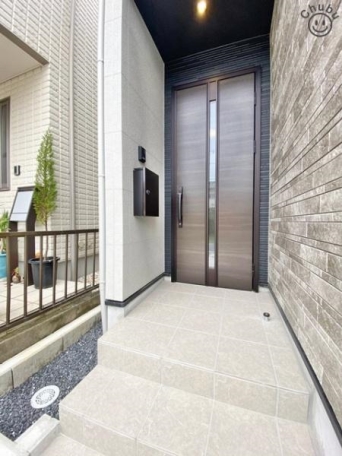 雨の日に安心な屋根付きの玄関ポーチ 上質感漂う玄関へのアプローチ。流行に左右されず、将来にわたって価値が継続する「上質」な佇まい。暮らしを豊かにしてくれる住空間を実現しております! 玄関