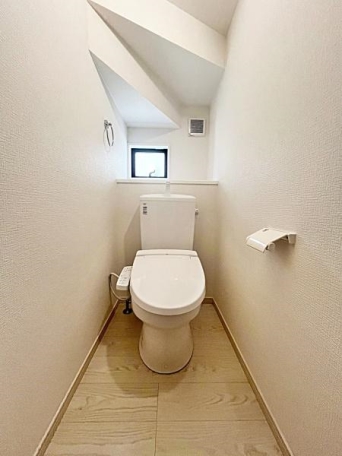 温水洗浄便座付きのトイレです。汚れてもサッとひと拭きでお手入れ簡単。節水仕様でしっかり洗浄できます。環境にやさしく、しかも経済的です。 冷暖房・空調設備