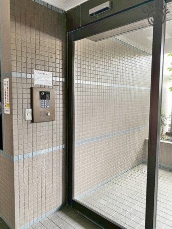 オートロック付きのため、防犯面などがより安心なマンションです!オートロックの解錠には鍵などが必要なため、関係者以外の人が簡単には侵入できない仕組みになっています。セールスなどの訪問にも安心です。 ロビー