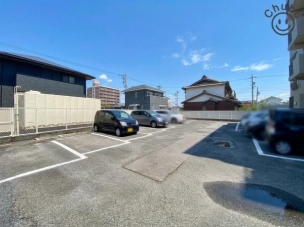 敷地内駐車場1台継承可能(月額7500円) 駐車場