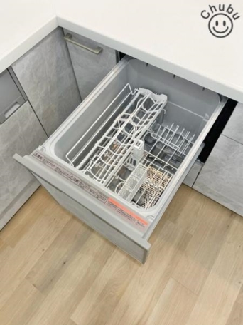 食器洗い乾燥機 食後の家事負担軽減だけでなく節水にも役立ちます!空いた時間をほかの家事にあてることが可能です。 食洗機は食器を洗いながら庫内も洗っているので、使用後のお手入れに手間がかかりません。 キッチン